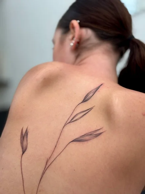 Detailní tetování antického sloupu