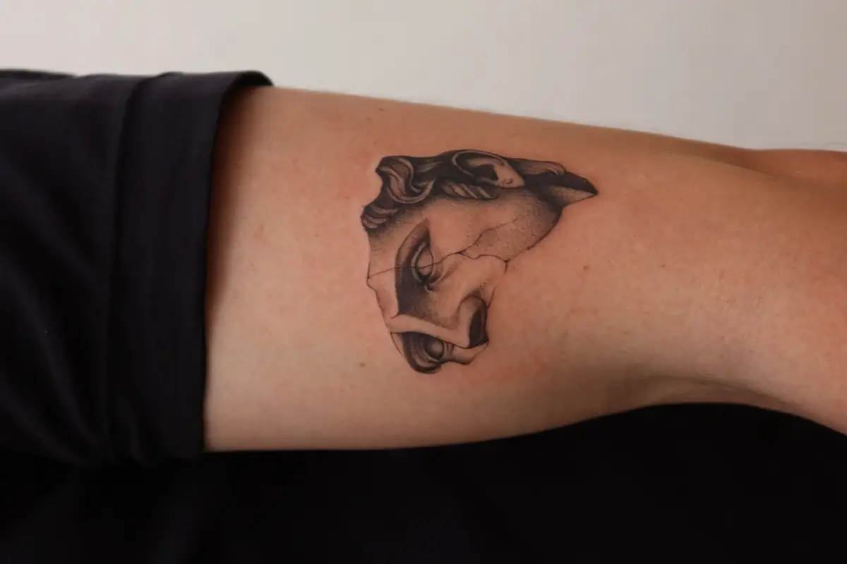 Realistika: @chromaticparadise Tattoo