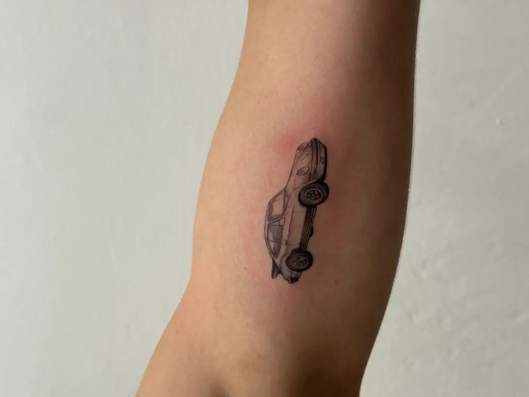 Realistika: @chromaticparadise Tattoo